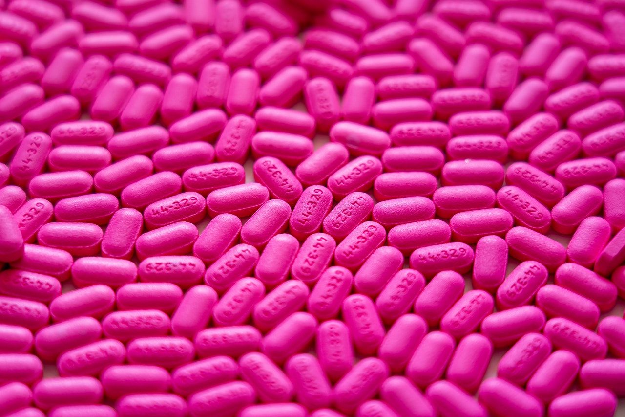 pastillas moradas sobre una mesa